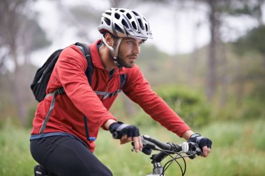 Sağlık, bisiklet ve insan macera, keşif ya da off-road sporları hobisi için orman alanında bisiklet sürüyor. Spor, spor ve sağlık ciddi genç bisikletçilerle kardiyo eğitimi ya da egzersiz için doğada.