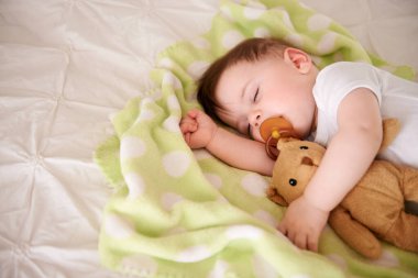 Bebek, yatak odasında oyuncak ayıyla uyu, dinlen, kuklayla rahatla ve rüya gör. Ev, bebek ve çocuk gelişimi, büyüme ve masum bebek için öğle uykusu, huzur ve rutin uyku zamanı.