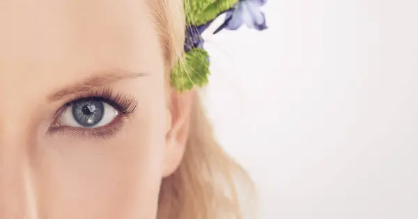Woman Flowers Half Face Studio Beauty Makeup Cosmetics Eyelash Extensions — Stock Photo, Image