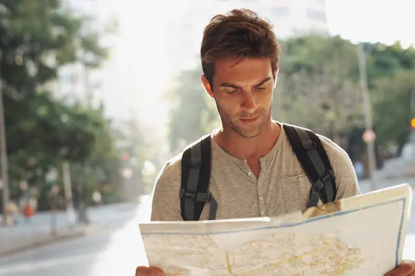 Hombre Ciudad Turista Con Mapa Destino Ubicación Guía Turístico Calle —  Fotos de Stock