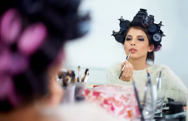 Vrouw Gezicht Haar Krulspelden Lippenstift Voor Schoonheid Spiegel Haarverzorging Zelfverzorging — Stockfoto