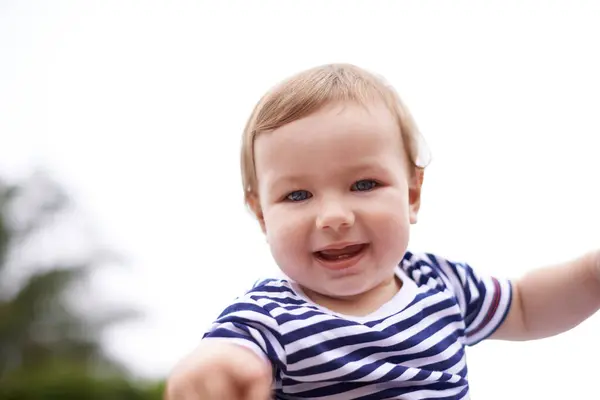 Jongen Baby Glimlach Voor Nieuwsgierigheid Buitenlucht Vreugde Kind Ontspannen Door — Stockfoto