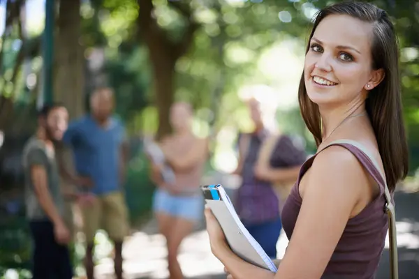 Portret Student Vrouw Met Glimlach Campus Buiten Met Onderwijs Universiteit — Stockfoto