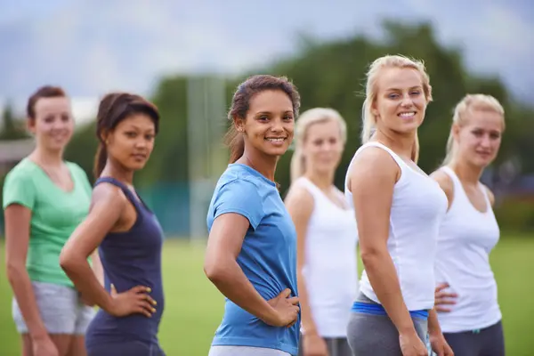 Laget Kvinnor Och Vänner Med Idrott Fältet För Hälsa Fitness — Stockfoto