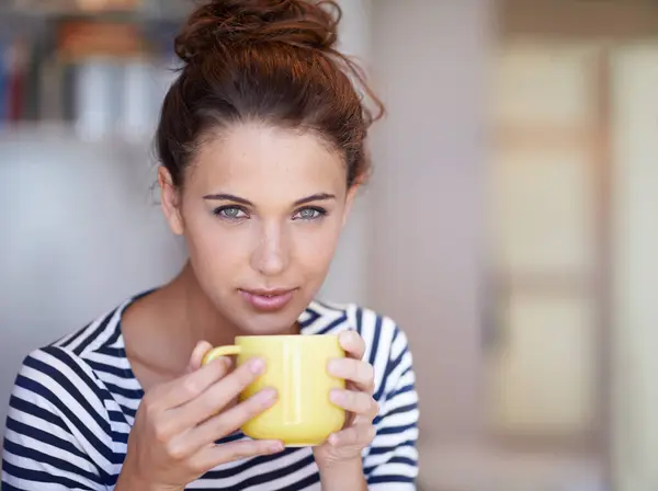 Kvinne Portrett Drikke Kaffe Avslapning Hjem Selvtillit Helg Velvære Kvinnelig – stockfoto