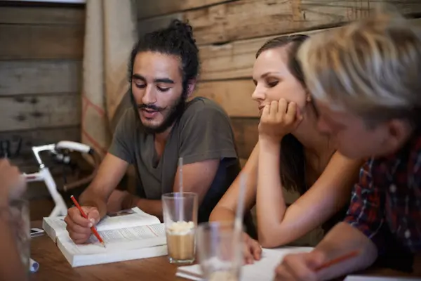 Studiare Prenotare Studenti Universitari Caffè Con Gli Amici Parlare Appunti — Foto Stock