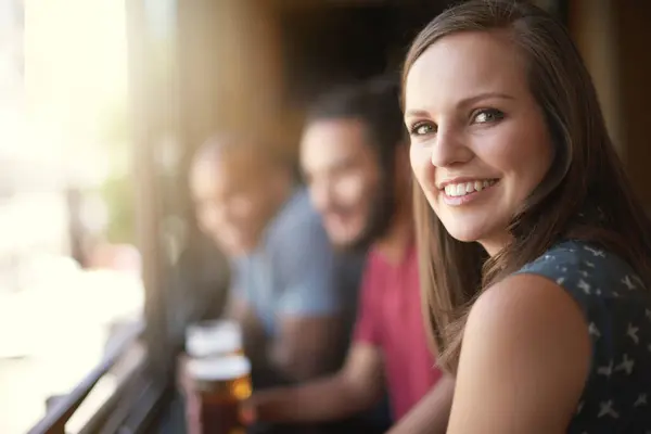 在餐馆里 一个女人在酒吧里的形象 微笑和积极的面部表情可以让她放松 快乐或积极 在咖啡店喝酒时穿着休闲装的脸 酒吧或快乐的女性或年轻顾客 — 图库照片