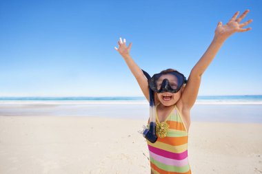 Kız, plajda kutlama için mutlu ve gözlüklü, tatilde şnorkelle yüzmek için enerji ve ekipman. Kadın kişi, çocuk ve tropikal tatilde zafer açık havada, kum ve mavi gökyüzü maket alanı için.