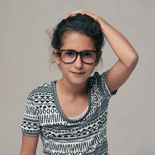Porträt Mode Und Brille Mit Kind Studio Isoliert Auf Grauem — Stockfoto