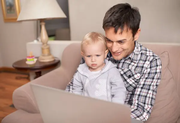 Glückliche Familie Vater Und Baby Wohnzimmer Mit Laptop Liebe Und — Stockfoto