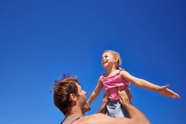 Uç, baba ve kız eğlenceli, gülümse ve ailenle mutlu ol, gökyüzü geçmişi ve hafta sonu tatili. Açık hava, doğa ve baba kızı sıhhatle ve destekle taşıyor yaz, özgürlük ve oyun.