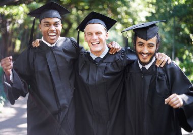 Mutlu, erkek ve portre mezuniyette kutlama, arkadaşlar ve mezuniyet grubu açık havada gülümseyerek. Okuldaki diploma, sertifika ve öğrenim etkinliği çeşitlilik ve üniversite diplomasıyla.