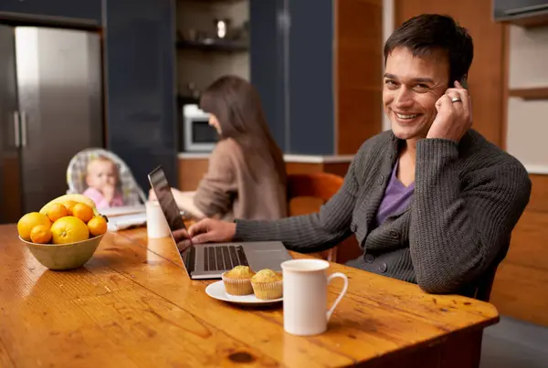Man Portret Telefoontje Keuken Met Laptop Een Mobiel Voor Communicatie — Stockfoto