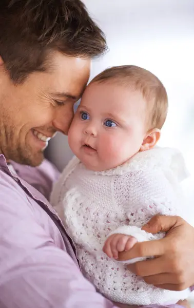 Papá Abrazo Bebé Con Amor Apoyo Cuidado Familia Vinculación Paternidad —  Fotos de Stock