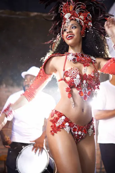 Mujer Negra Bailando Samba Con Banda Por Noche Para Celebración —  Fotos de Stock