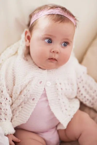 Glad Baby Nysgjerrig Ansikt Hjemmet Med Rolig Avslappende Søtt Spedbarn – stockfoto