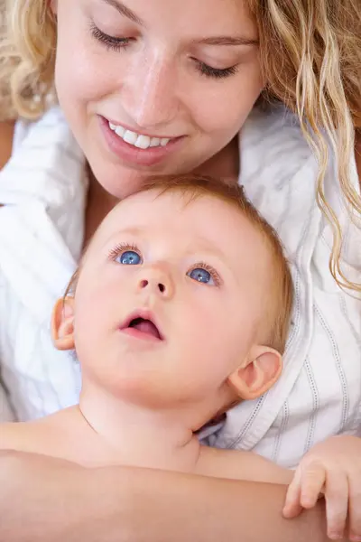 Vauva Liimaus Onnellinen Äidin Kanssa Rentouttava Rakkaus Yhdessä Lapsen Kanssa — kuvapankkivalokuva