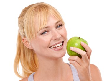 Gülümse, stüdyo ve vegan için elmalı kadın portresi, diyet ve sağlık için beslenme faydaları. C vitamini, detoks ve beyaz arka planda bağırsak sağlığı için meyveli yemek, yüz ve mutlu insan..