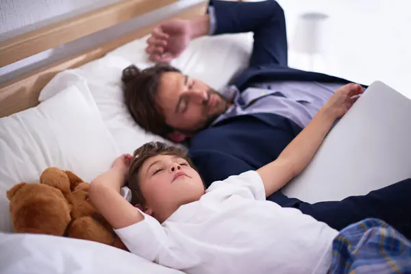 Επιχειρηματίας Κοιμάται Και Μαζί Παιδί Στο Σπίτι Για Άνεση Χαλάρωση — Φωτογραφία Αρχείου
