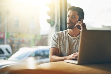 Melez işi, telefon görüşmesi ve internet sitesinde ağ kurmak, sohbet etmek ve yaratıcı profesyoneller için bilgisayarı olan bir adam. Bilgisayar, araştırma ve serbest çalışan çevrimiçi iş, cep telefonu ve proje danışmanlığı.