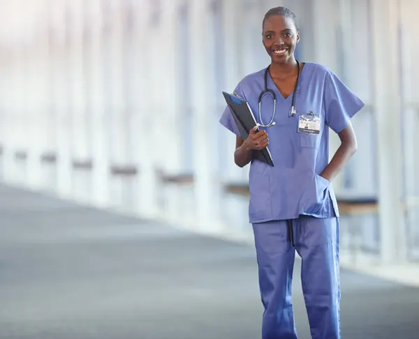 Portrait Infirmière Heureuse Femme Noire Avec Check List Hôpital Pour — Photo