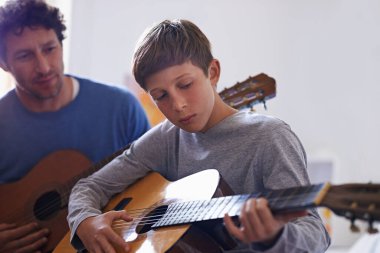 Müzik öğretmeninden öğrenme, gitar ve çocuk enstrümanla beceri geliştirme dersi. Çalmak, pratik yapmak ve müzisyen olarak eğitimde çocuğa telli akustik hocalık yapmak..