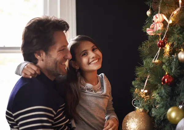肖像画 孩子和爸爸在树上做圣诞装饰 亲热和在家里玩乐 圣诞装饰和父亲与女儿在一起 带着孩子 带着微笑和欢乐的假期 一起关心 爱和庆祝 — 图库照片