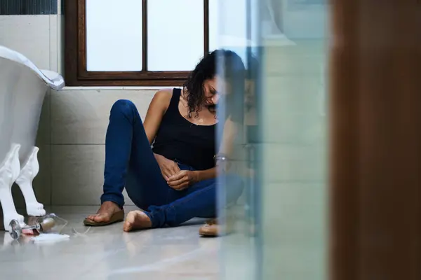 Kvinna Drogmissbrukare Och Sömn Badrummet För Missbruk Eller Abstinenssymptom Depression — Stockfoto