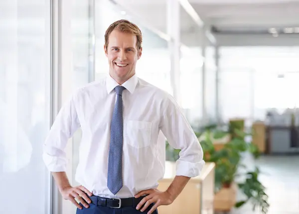 Zelfverzekerd Man Glimlach Als Bedrijf Succes Trots Corporate Carrière Bij — Stockfoto