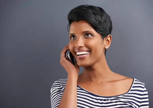Gelukkige Vrouw Communicatie Gesprek Met Telefoon Voor Oproep Een Grijze — Stockfoto