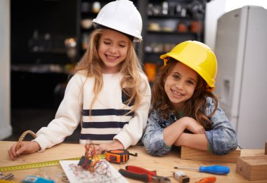 Çocuklar, inşaat ve portre atölyede aletlerle, oyun ve ev mutfağında. Kızlar, hafta sonları ahşap proje, marangozluk ve marangozluk veya marangozluk veya imalat için koruma.