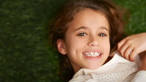 Retrato Menina Feliz Para Relaxar Infância Diversão Jogar Grama Jardim — Fotografia de Stock
