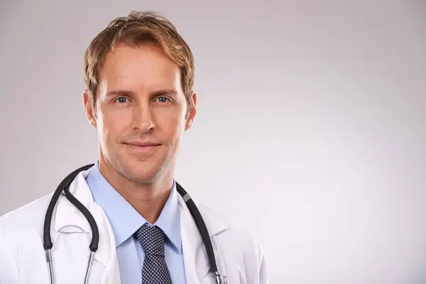 Stüdyodaki Adam Doktor Doktor Gri Arka Planda Portre Tıp Uzmanı — Stok fotoğraf