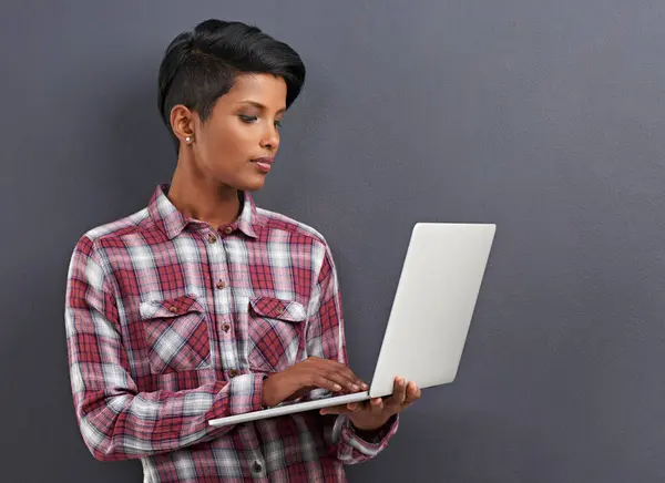 App Mídia Social Internet Para Mulher Com Laptop Para Line — Fotografia de Stock