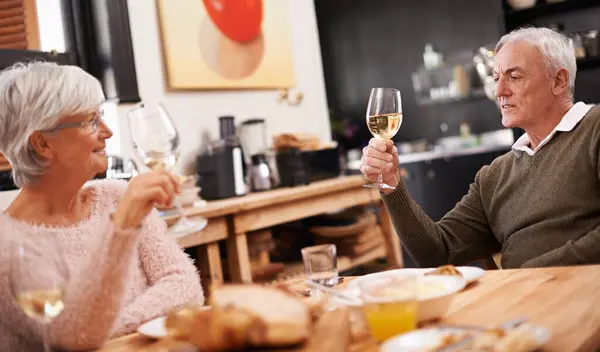 テーブルでの愛のためのシニアカップル 食べ物 ワイン そして記念日のための健康的な食事 アルコール ロマンチックなディナーデートで一緒に食べる人々 — ストック写真