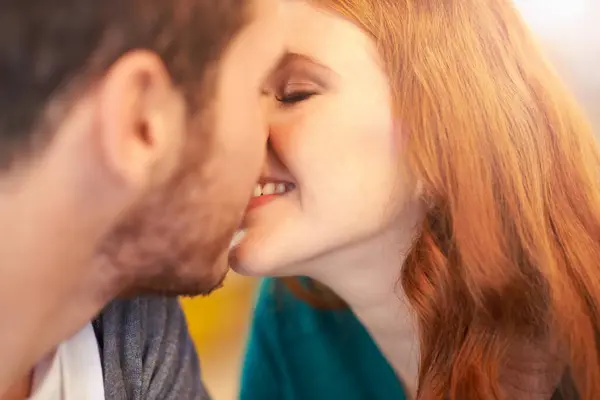 Paar Date Und Kuss Mit Romantik Lächelnd Und Vor Glück — Stockfoto