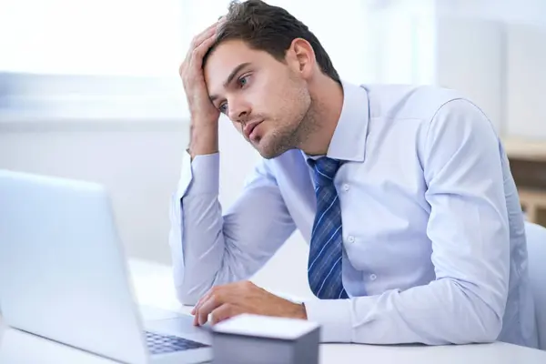 Laptop Frustrerad Eller Affärsman Med Depression Misslyckande Eller Överarbete Ämbetet — Stockfoto