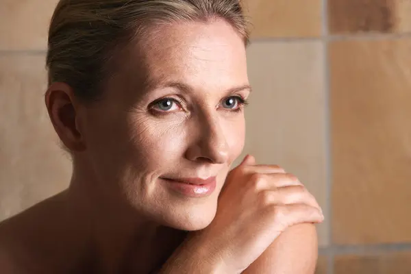 Vrouw Volwassen Glimlach Met Huidverzorging Behandeling Cosmetische Voor Vertrouwen Senior — Stockfoto