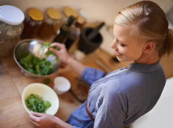 Kochen Frau Und Salat Einem Heim Mit Ernährung Ernährung Und — Stockfoto