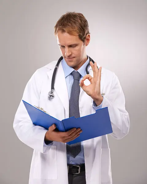 剪贴板 医生和人在工作室与好的签署医学研究 保险和好消息 医院和工人手握手势进行咨询 并在灰色背景下进行规划 — 图库照片