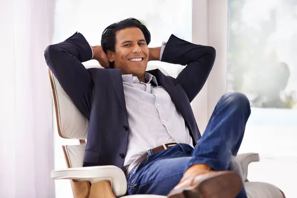 Entspannen Dehnen Und Geschäftsmann Porträt Auf Stuhl Lächeln Erleichtert Oder — Stockfoto