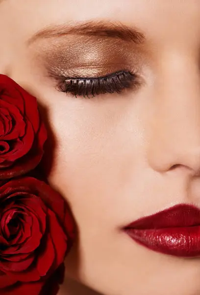 Primer Plano Cara Maquillaje Belleza Con Rosas Lápiz Labial Rojo —  Fotos de Stock