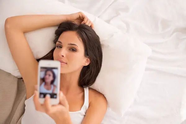 Woman Selfie Bed Pillow Vacation Hotel Relax Photography Web Blog — Stock Photo, Image