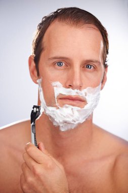 Tıraş köpüğü ve sakal tıraşı için tıraş köpüğü, bakım, bakım ya da beyaz arka plan. Erkek kişi, yüz ve gülümseme dermatoloji hijyen, stüdyo veya maket alanı için araçla.