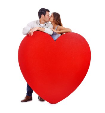 Çift, aşk, sevgi ve özen için stüdyoda öpücük ve kalp kağıdı beyaz bir arka planda. Sevgililer Günü için kırmızı posteri, şekli ve pazarlama alanı olan genç kadın ve adam..