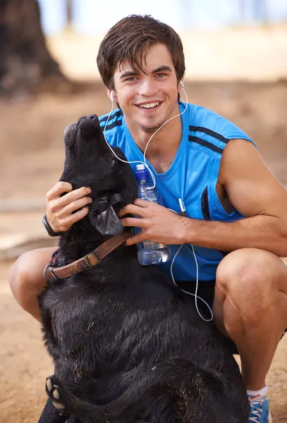 Sonrisa Retrato Hombre Fitness Con Perro Ruta Senderismo Mascota Paseante —  Fotos de Stock