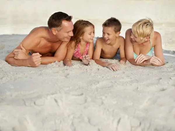 플로리다에서 결합과 행복을위한 휴가에 여름에 아이들과 미소와 재미와 해변에서 여행을 — 스톡 사진