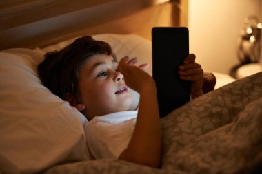 Çocuk, tablet ve yataklı gece, dijital ve teknoloji sosyal medya veya öğrenme için. Evde dokunmatik ekranlı çocuk, yatak odası ve bilgi bağlantıları, gençlik ve elkazanımcılık veya internet sörfü.