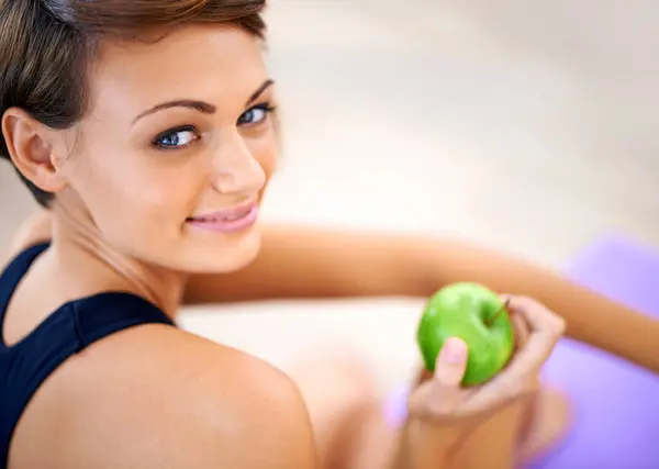 Portre Spor Elmalı Mutlu Kadın Diyet Beslenme Sağlıklı Vücut Sağlığı — Stok fotoğraf