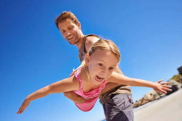 Feliz Papá Playa Volar Con Niño Para Divertirse Verano Vacaciones —  Fotos de Stock